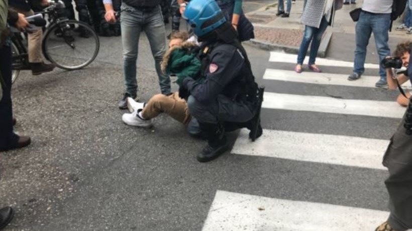Συγκρούσεις μεταξύ αστυνομικών και διαδηλωτών στο Τορίνο – ΒΙΝΤΕΟ