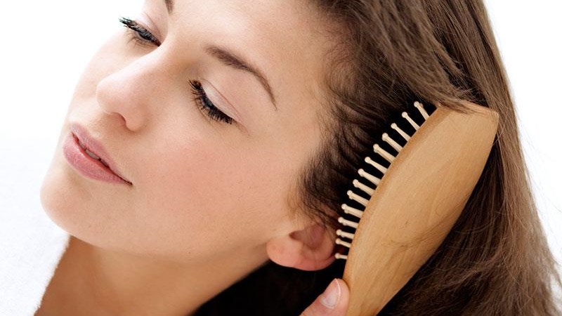 Γιατί είναι απαραίτητο το καθημερινό και σωστό βούρτσισμα των μαλλιών