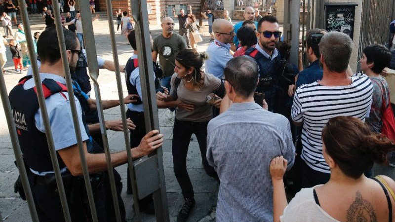 Αυτονομιστές κατέλαβαν εκλογικά τμήματα στην Καταλονία