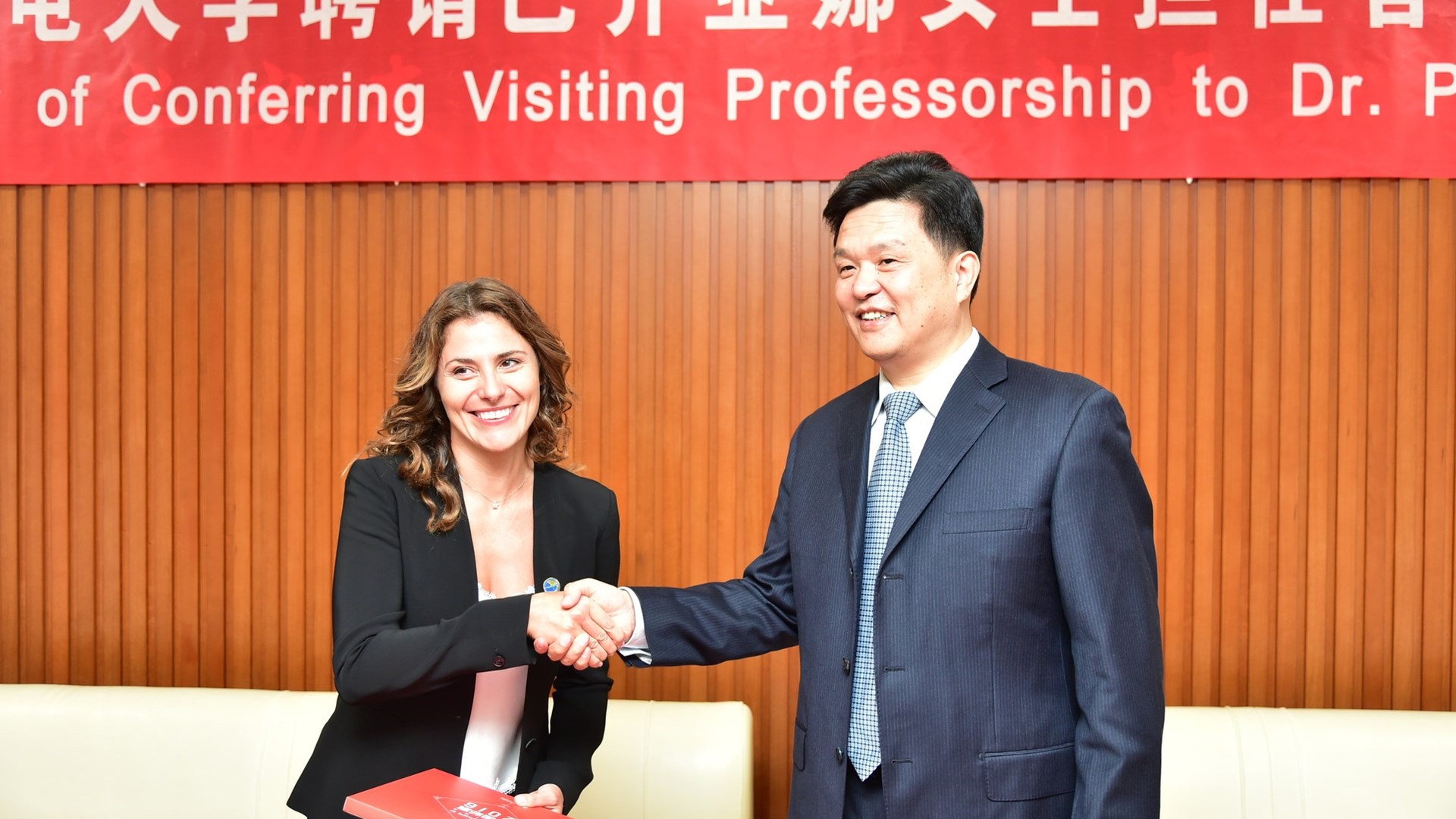 Επισκέπτρια καθηγήτρια στο Πανεπιστήμιο Τηλεπικοινωνιών του Πεκίνου αναγορεύθηκε η Μπέττυ Μπαζιάνα – ΦΩΤΟ