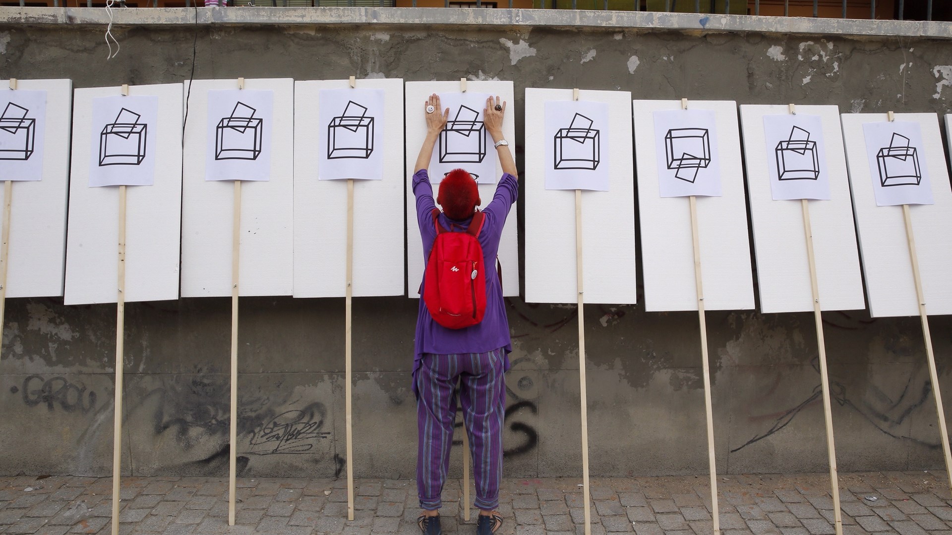 Υποστηρικτές του δημοψηφίσματος στην Καταλονία κατασκήνωσαν σε εκλογικά κέντρα – ΦΩΤΟ