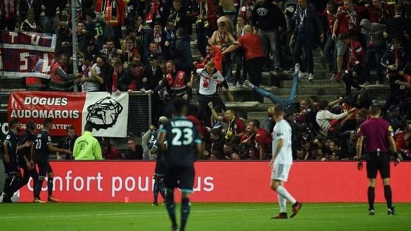 Υποχώρησε το κιγκλίδωμα σε γήπεδο της Γαλλίας – Αναφορές για τραυματίες φιλάθλους – ΒΙΝΤΕΟ