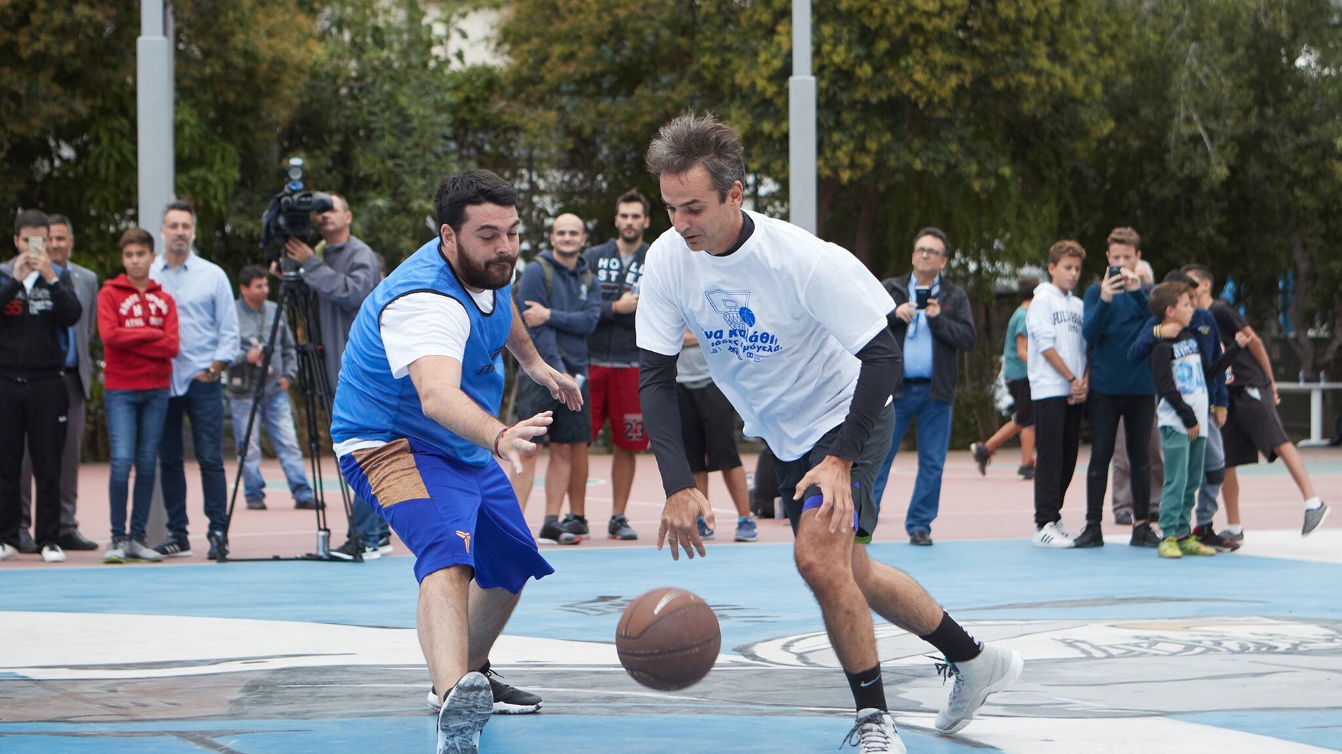 Ο Μητσοτάκης σε τουρνουά μπάσκετ που διοργάνωσε η ΟΝΝΕΔ – ΦΩΤΟ