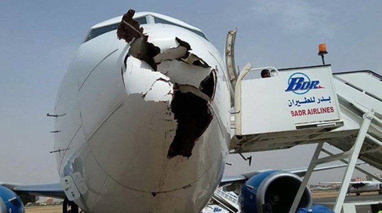 Εικόνες-σοκ από επίθεση πτηνού σε αεροπλάνο – ΦΩΤΟ
