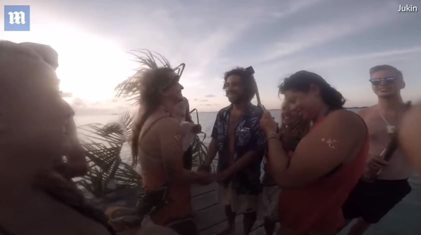 Κατέρρευσε πλωτή εξέδρα τη στιγμή του γάμου – ΒΙΝΤΕΟ