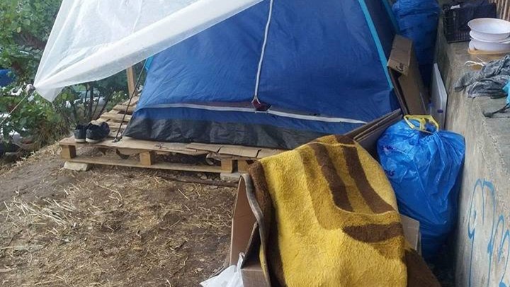 Οικογένεια με 3 παιδιά ζει σε σκηνή στο κέντρο των Χανίων – ΦΩΤΟ