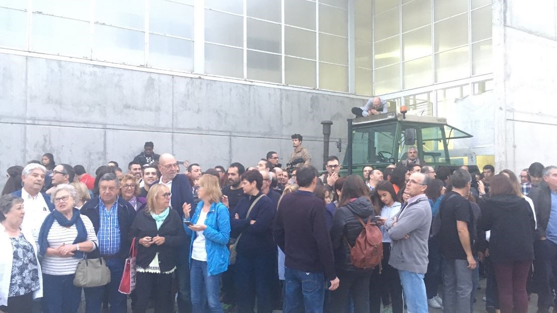 Καταλανοί φράζουν τις πόρτες των εκλογικών κέντρων – ΦΩΤΟ