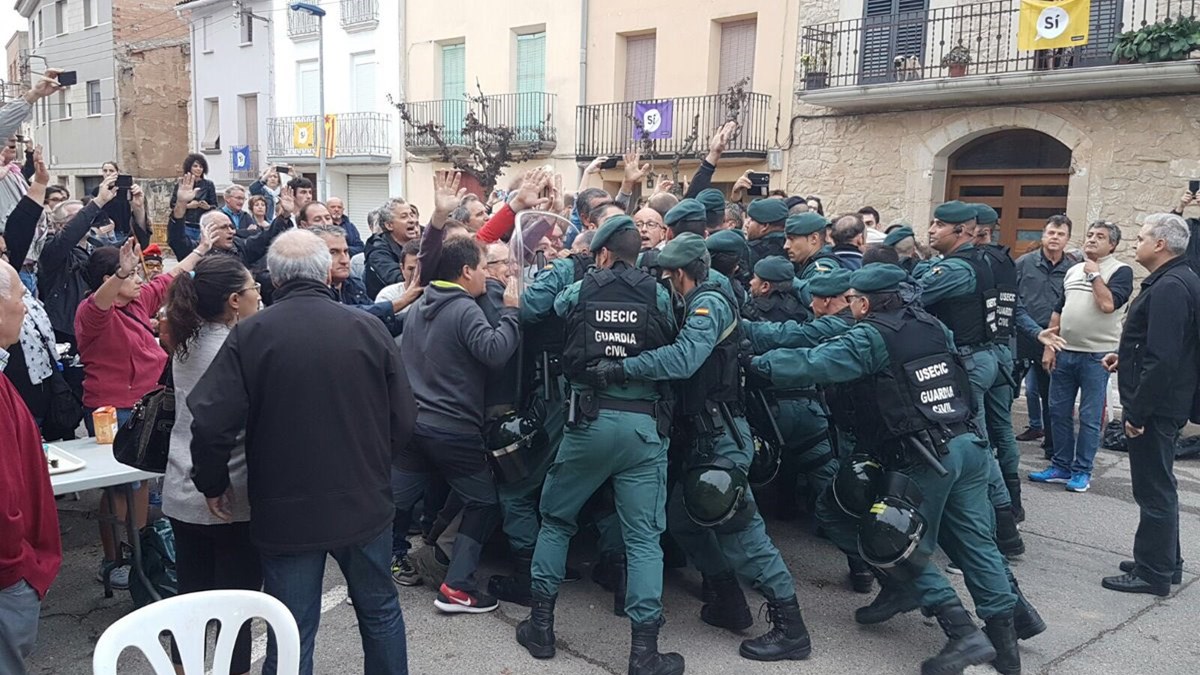 Επεισόδια στην Καταλονία – Συγκρούσεις μεταξύ αστυνομικών και ψηφοφόρων – ΒΙΝΤΕΟ