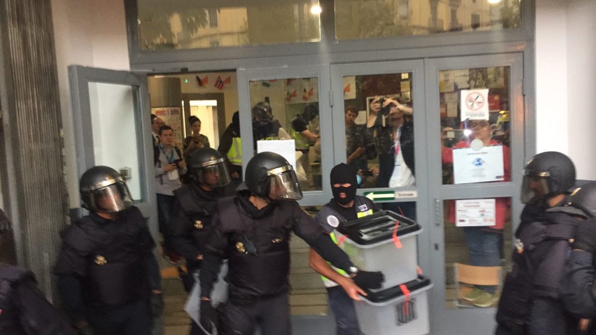 Ένταση στη Βαρκελώνη – Κατάσχονται κάλπες και ψηφοδέλτια – ΦΩΤΟ