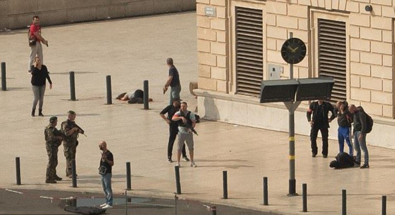 Συγκλονιστικές εικόνες από την επίθεση στη Μασσαλία – ΦΩΤΟ