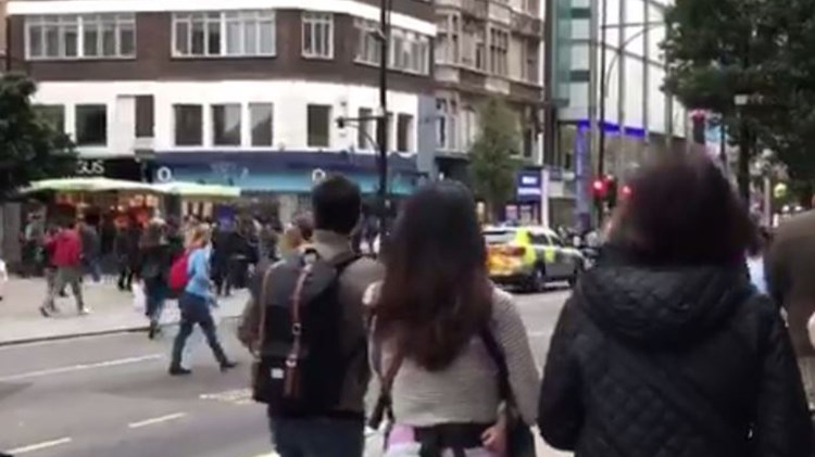 Άνδρας απειλούσε με μαχαίρι περαστικούς στην Oxford Street