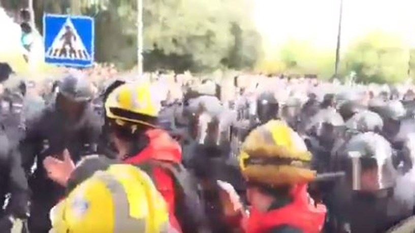 Αστυνομικοί επιτέθηκαν σε πυροσβέστες στην Καταλονία – Αυξάνεται ο αριθμός των τραυματιών – ΒΙΝΤΕΟ