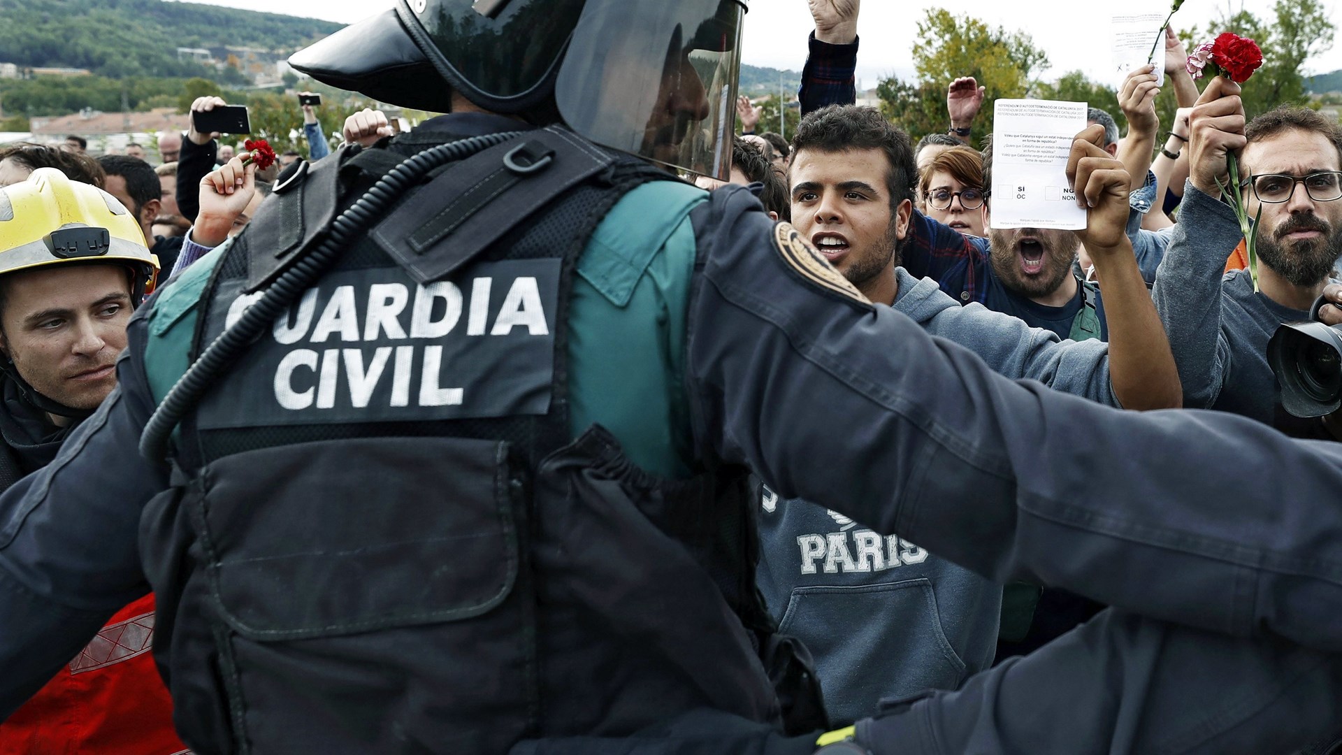Η αστυνομία έκλεισε 92 εκλογικά τμήματα στην Καταλονία