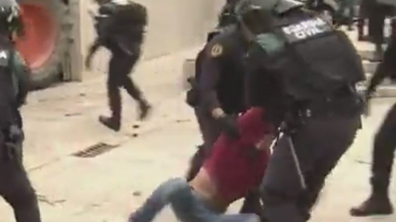 Βίαια επεισόδια και πολλοί τραυματίες στο δημοψήφισμα της Καταλονίας – ΒΙΝΤΕΟ