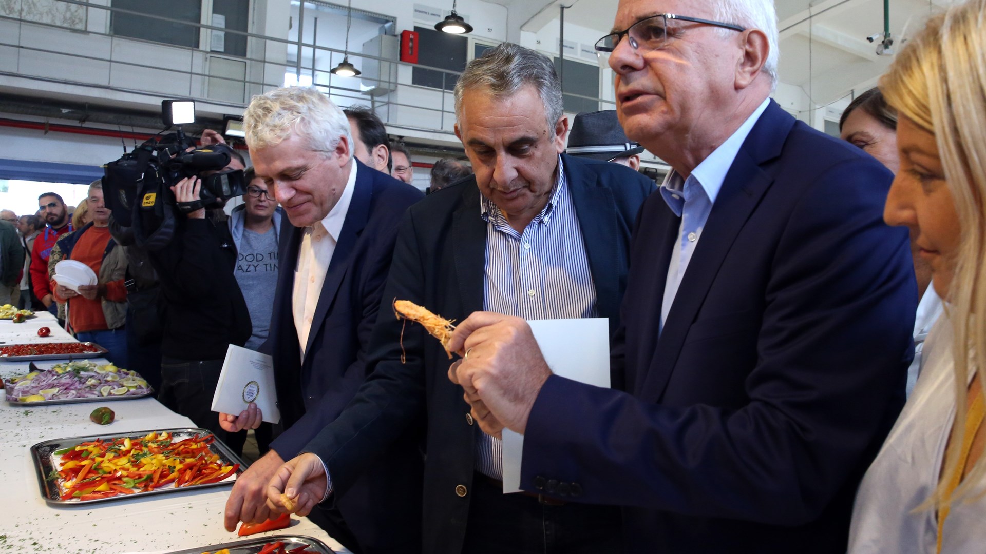 Υπουργοί δοκίμασαν θαλασσινά στη γιορτή της ιχθυόσκαλας στο Κερατσίνι – ΒΙΝΤΕΟ