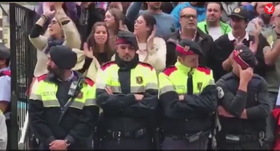 Συγκλονιστικό βίντεο: Καταλανοί αστυνομικοί κλαίνε προστατεύοντας τους διαδηλωτές – ΒΙΝΤΕΟ