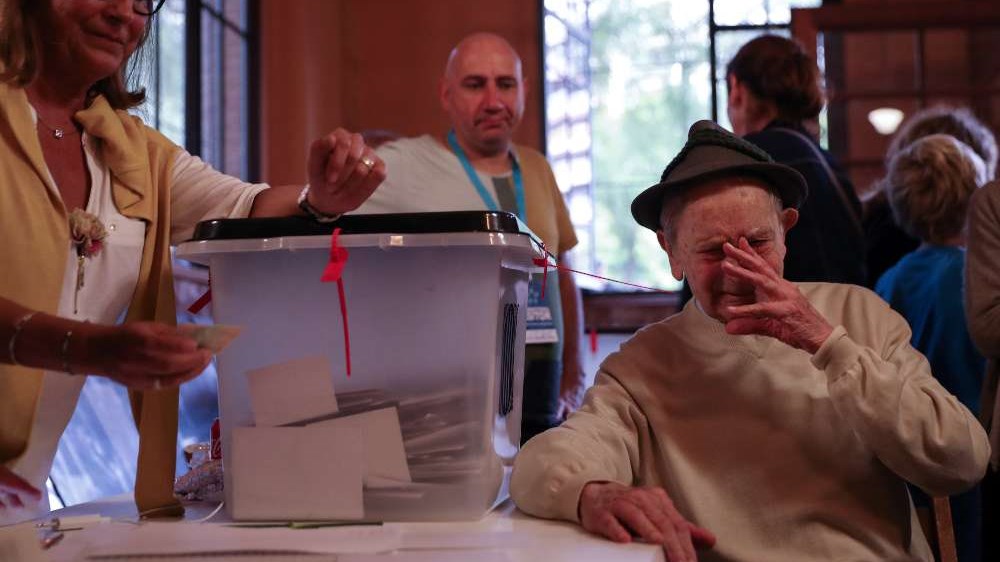 Συγκλονιστικές εικόνες: Ο 90χρονος Καταλανός που ξέσπασε σε λυγμούς μπροστά στην κάλπη – ΦΩΤΟ