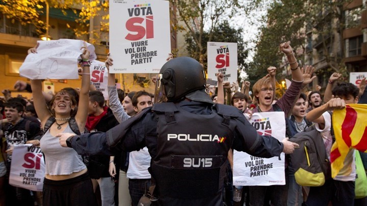 Η Μαδρίτη απειλεί με αναστολή εξουσιών την καταλανική κυβέρνηση