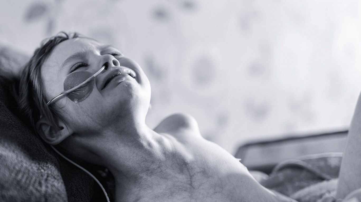 Η συγκινητική εξομολόγηση του πατέρα που είχε φωτογραφίσει την κόρη του να πεθαίνει από καρκίνο