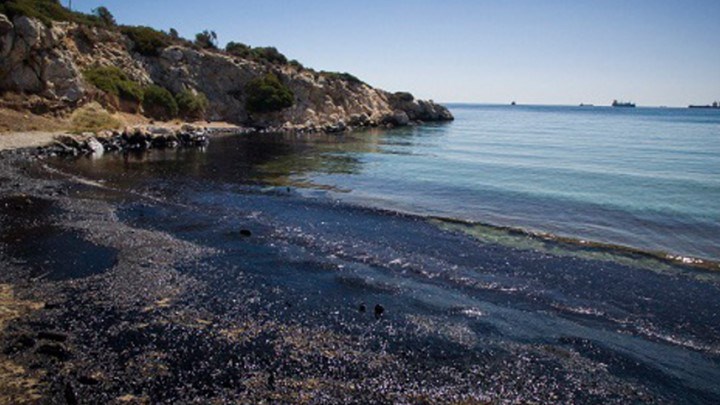 Σε αποζημιώσεις από διεθνή Ταμεία προσβλέπει η κυβέρνηση για την πετρελαϊκή ρύπανση