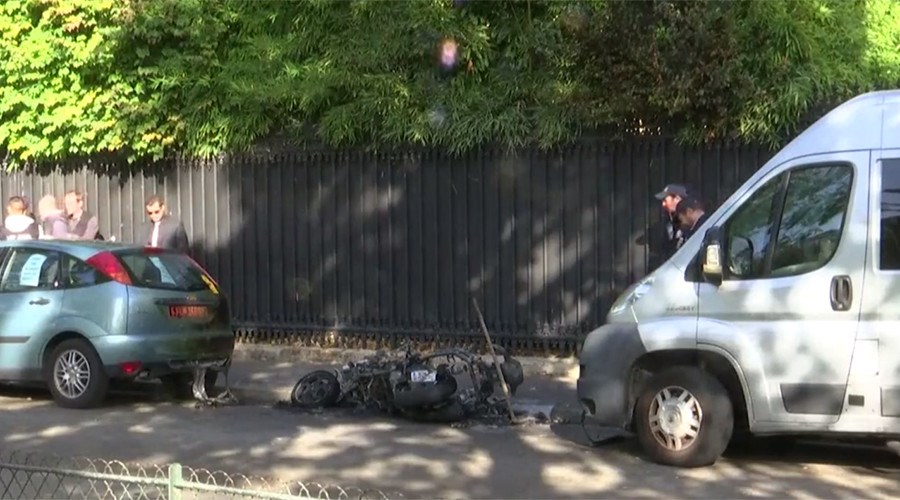 Οι πρώτες εικόνες από την έκρηξη έξω από το γραφείο του στρατιωτικού ακόλουθου στο Παρίσι – ΦΩΤΟ