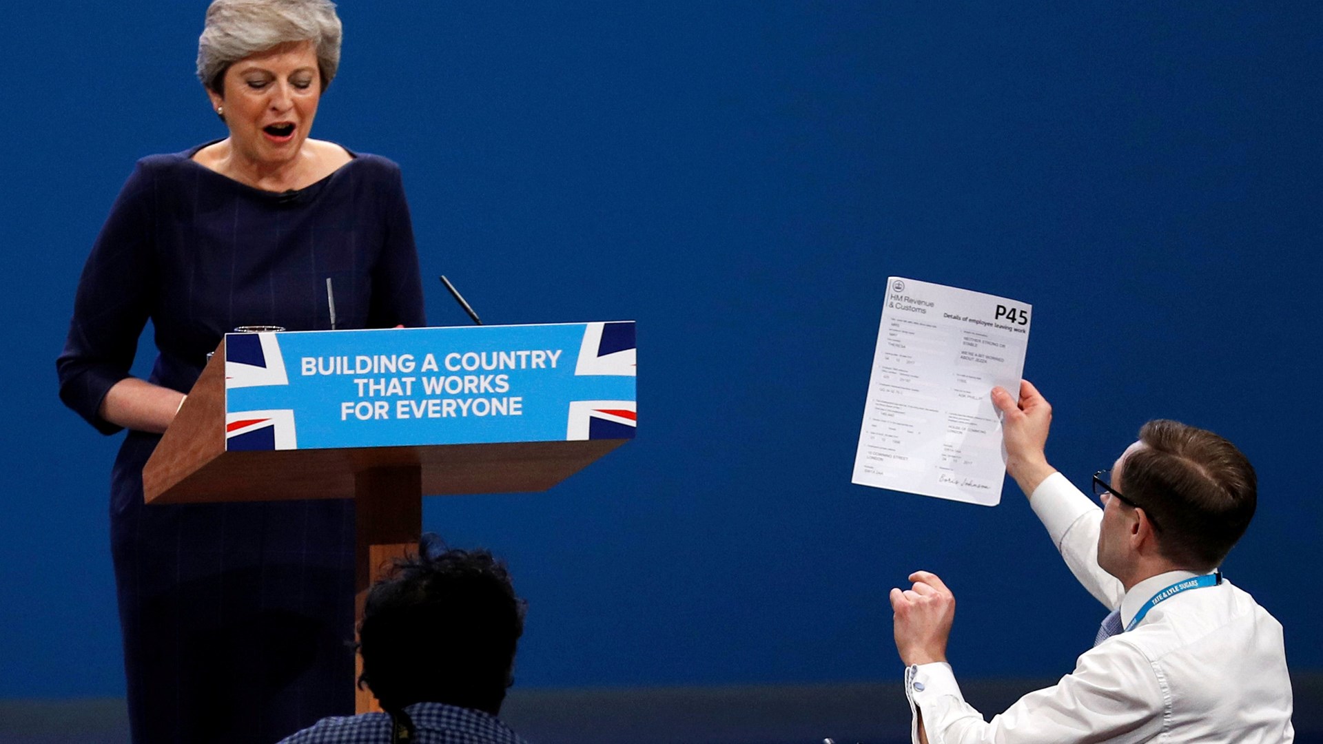 Διαδηλωτής διέκοψε την ομιλία της Μέι – ΒΙΝΤΕΟ – ΦΩΤΟ