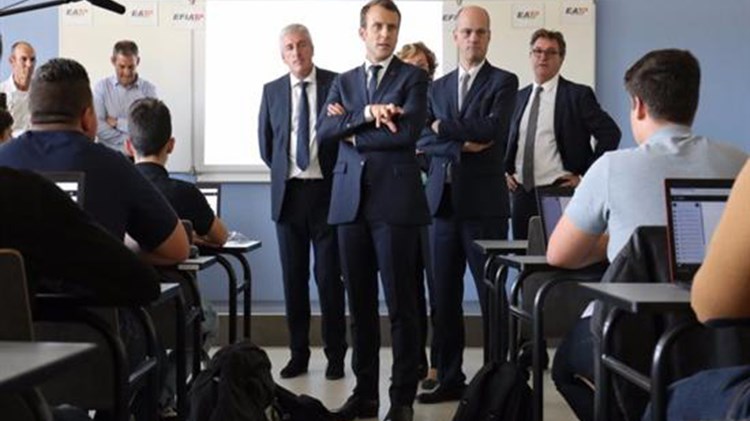 Σάλο με τη δήλωση του Μακρόν: Κάποιοι θα έπρεπε να ψάχνουν δουλειά, αντί να τα κάνουν μπ@@@@@λο