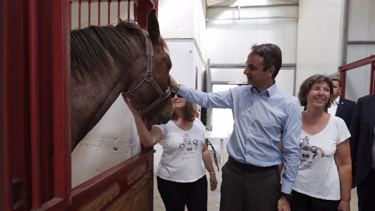 Στο Κέντρο Θεραπευτικής Ιππασίας Σερρών ο Μητσοτάκης – ΦΩΤΟ