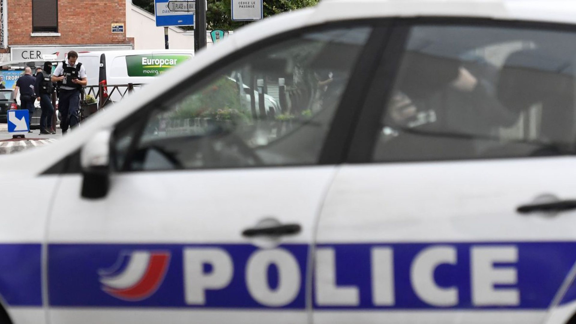Βρέθηκαν μπιτόνια με βενζίνη και πυροκροτητές κάτω από φορτηγό στο Παρίσι – ΤΩΡΑ