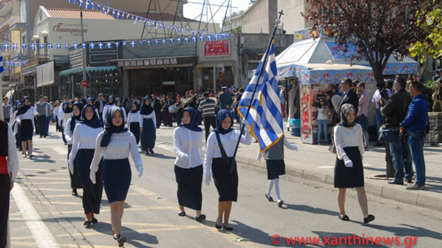 Όλες οι μαθήτριες σχολείου στην Ξάνθη παρέλασαν με μαντίλα – ΦΩΤΟ