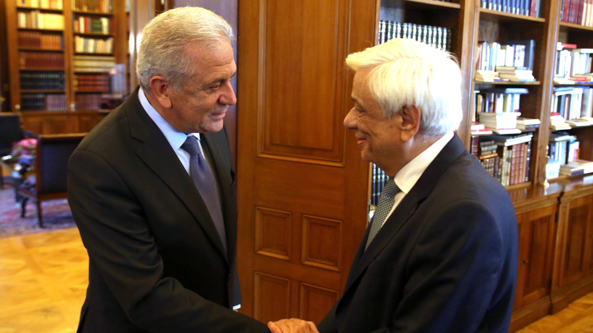 Οι εξελίξεις στην Ευρωπαϊκή Ένωση στο επίκεντρο της συνάντησης Παυλόπουλου – Αβραμόπουλου