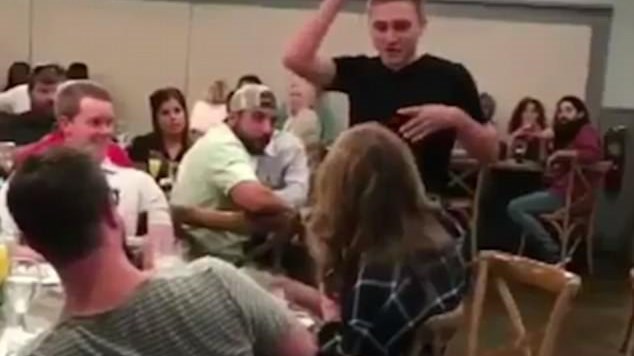 Την χώρισε κάνοντάς της… πρόταση γάμου – ΒΙΝΤΕΟ