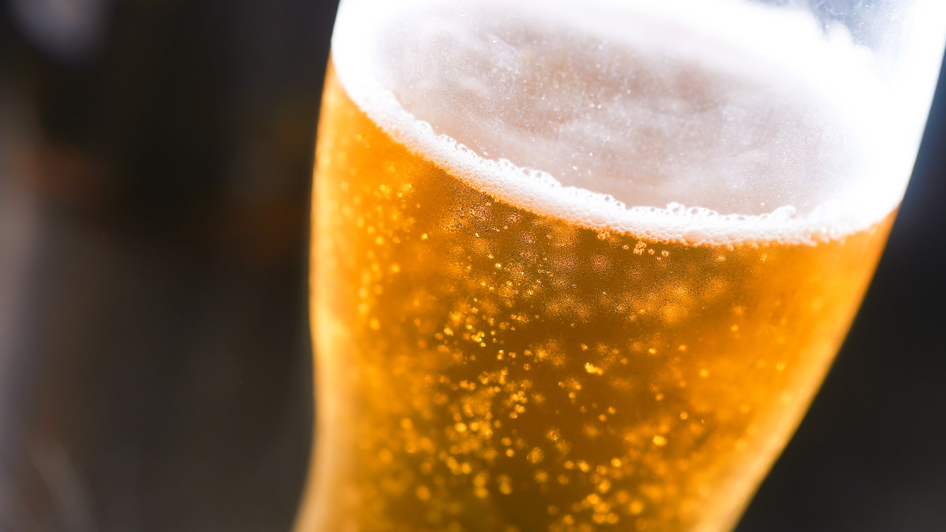 Το κόλπο για να παγώσετε μια μπύρα μέσα σε 3 λεπτά