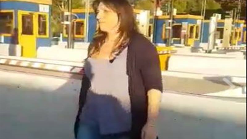 Η Κωνσταντοπούλου σηκώνει την μπάρα των διοδίων και περνά χωρίς να πληρώσει – ΒΙΝΤΕΟ