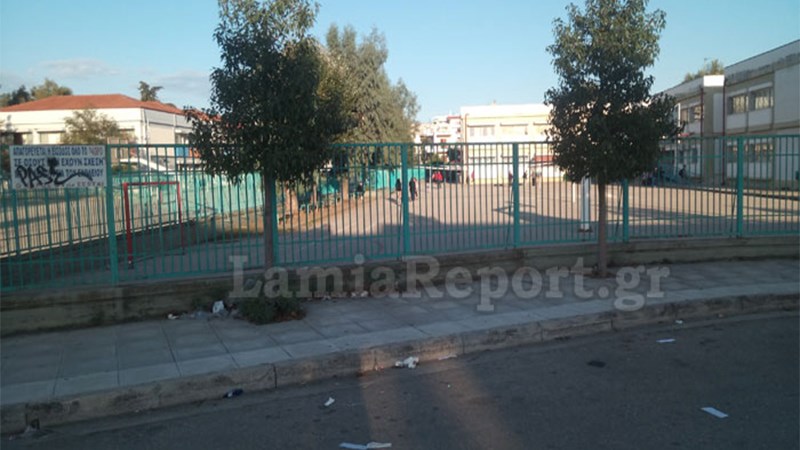 Κλείδωσαν με αλυσίδες την είσοδο σχολείου – Κλήθηκε η Πυροσβεστική και η Αστυνομία – ΒΙΝΤΕΟ