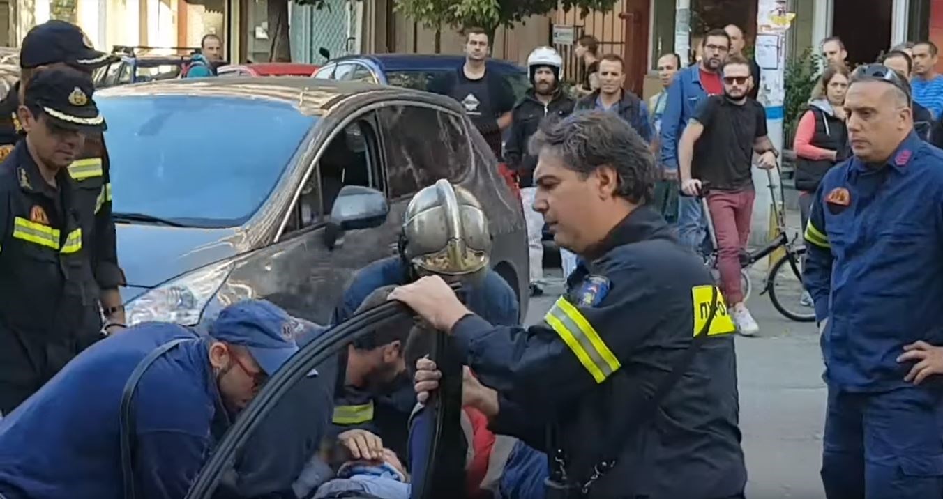 Τρεις τραυματίες σε σύγκρουση λεωφορείου με αυτοκίνητο – Η πυροσβεστική απεγκλώβισε δύο επιβάτες – ΦΩΤΟ