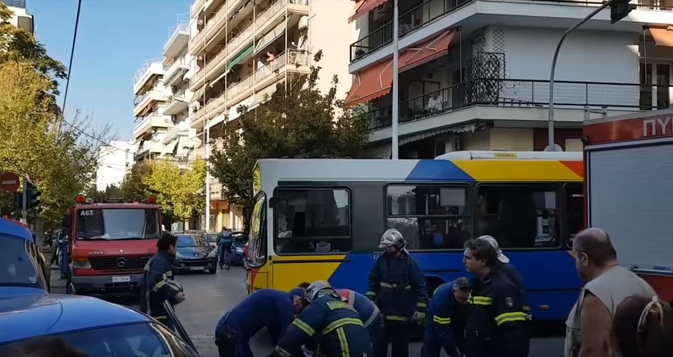Νέες εικόνες από τη σύγκρουση λεωφορείου με αυτοκίνητο – Ο απεγκλωβισμός των τραυματιών – ΒΙΝΤΕΟ