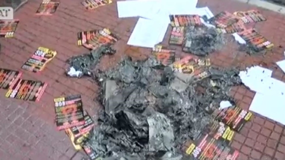 Έκαψαν τα πτυχία τους έξω από το υπουργείο Υγείας οι νοσηλευτές – ΒΙΝΤΕΟ