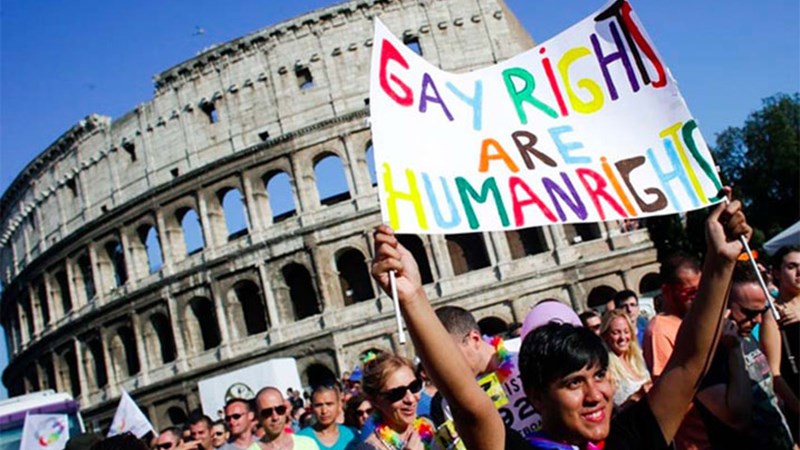 Γονείς υποχρεούνται να καταβάλουν διατροφή στον γιο τους που έδιωξαν από το σπίτι γιατί είναι ομοφυλόφιλος