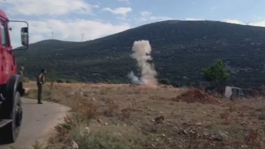 Βρήκε στον κήπο του χειροβομβίδα του ’40 – Η στιγμή της ελεγχόμενης έκρηξης – ΒΙΝΤΕΟ