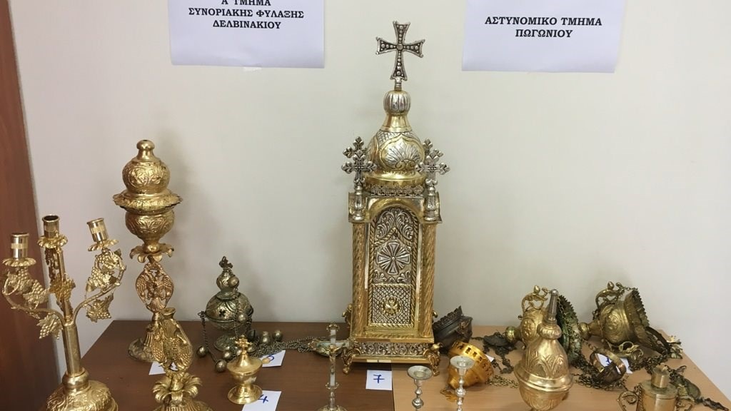 Θρησκευτικά κειμήλια βρέθηκαν σε κρύπτη στα ελληνοαλβανικά σύνορα – ΦΩΤΟ