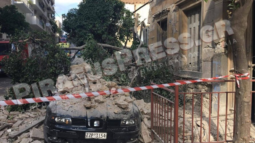 Οι πρώτες εικόνες από την κατάρρευση κτιρίου στον Πειραιά – ΦΩΤΟ – ΤΩΡΑ