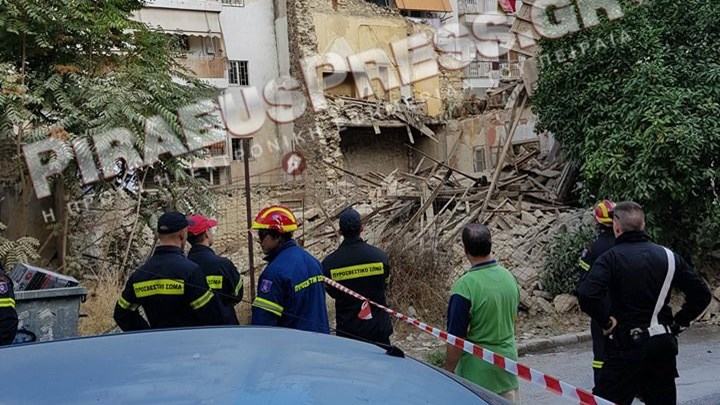 Συνεχίζονται οι έρευνες της πυροσβεστικής μετά την κατάρρευση κτιρίου στον Πειραιά