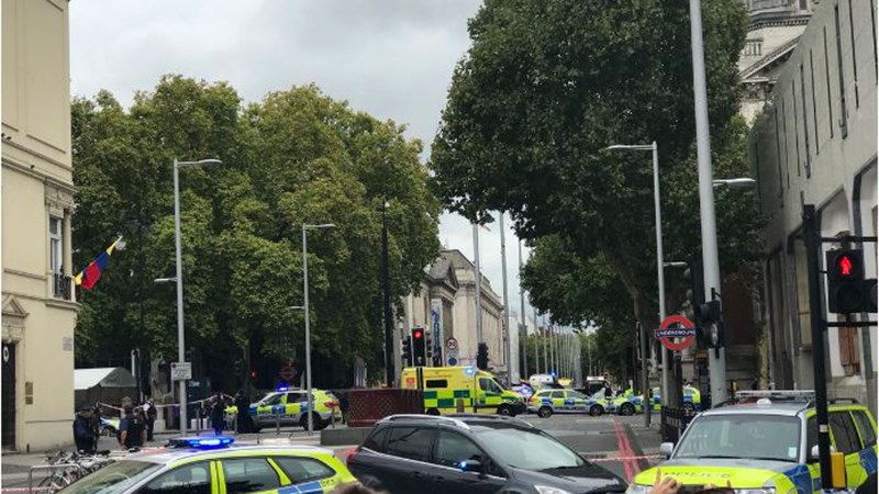 Ενισχύονται τα μέτρα ασφαλείας στην περιοχή όπου όχημα έπεσε πάνω σε πεζούς στο Λονδίνο – ΦΩΤΟ – ΤΩΡΑ