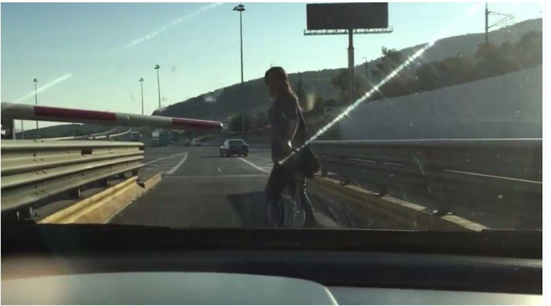 Συνεχίζει να… σηκώνει τις μπάρες των διοδίων η Κωνσταντοπούλου – Το νέο βίντεο που ανέβασε στο Facebook