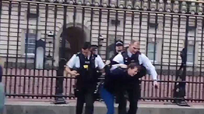 Γυναίκα επιχείρησε να σκαρφαλώσει στις πύλες του Μπάκιγχαμ – ΦΩΤΟ