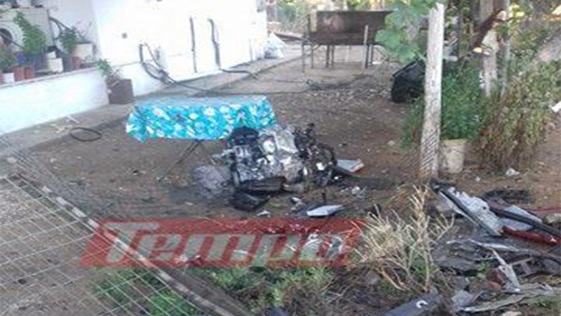 Συγκλονιστικές εικόνες από τροχαίο – Η μηχανή του αυτοκινήτου κατέληξε σε αυλή – ΦΩΤΟ
