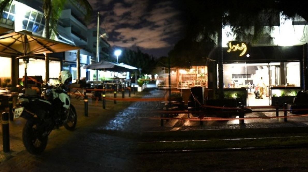 Συγκλονιστικές εικόνες λίγα λεπτά μετά τη μαφιόζικη εκτέλεση στη Γλυφάδα – Χαροπαλεύει ένας από τους τραυματίες – ΒΙΝΤΕΟ