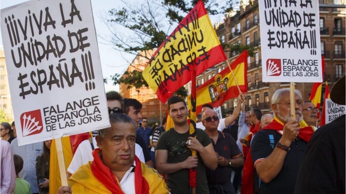 Χιλιάδες πολίτες στους δρόμους της Βαρκελώνης κατά της ανεξαρτησίας της Καταλονίας – ΦΩΤΟ