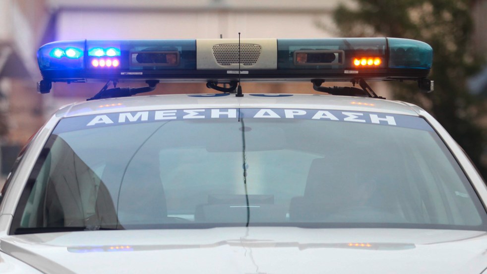 Στις φλόγες μεταγωγικό της αστυνομίας που μετέφερε κρατούμενους